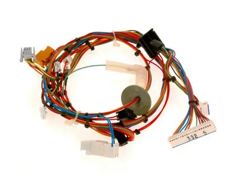 Kabelbündel mit mehreren farbigen Drähten und Anschlüssen, hergestellt von Bosch, möglicherweise für verschiedene elektrische Verbindungen oder Steuerungen.